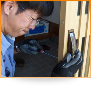 鍵を交換する従業員